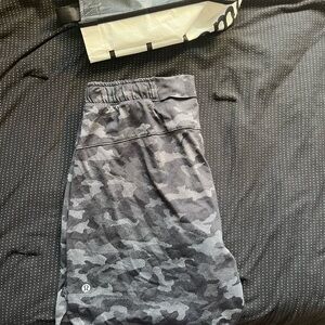 lululemon athletica Men's Athletic Shorts - Black Camo 7 inch inseem with liner